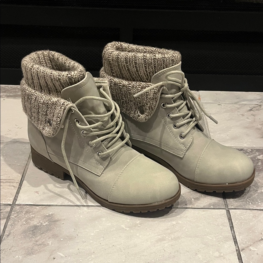 Stylish Lace-Up Boots with Knit Cuff